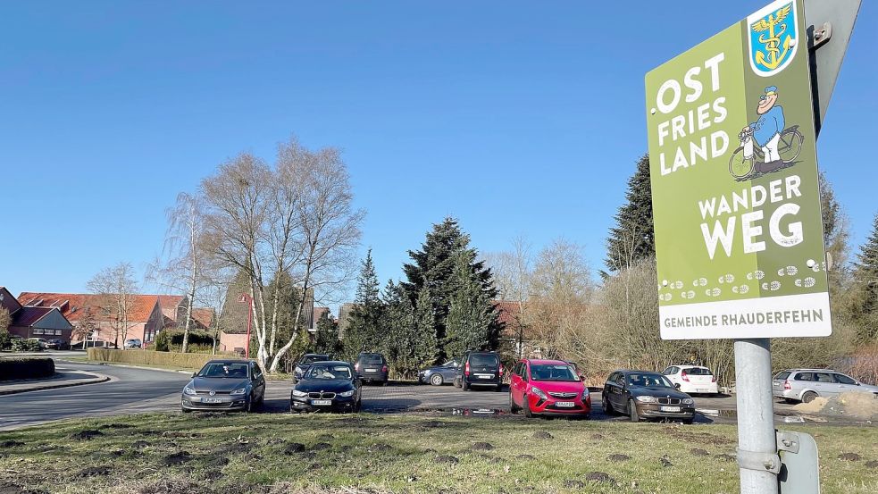 Direkt am Ostfrieslandwanderweg liegt der Multifunktionsplatz, auf dem jetzt tagsüber oft Autos parken. Foto: Janßen