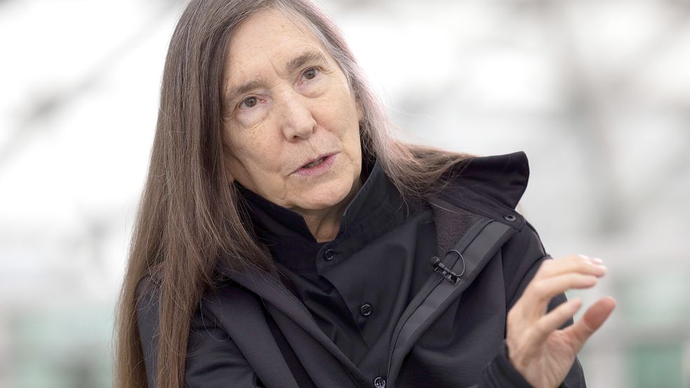 Die US-amerikanische Künstlerin Jenny Holzer spricht bei einem TV-Interview in der großen Überblicksausstellung in der K21 Kunstsammlung in Düsseldorf. Foto: dpa