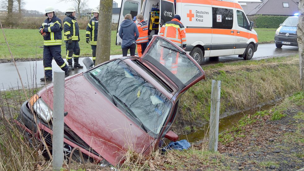 Die Polizei rückte zu einem Einsatz in Rhauderfehn aus. Dort landete ein Auto im Graben. Fotos: Weers