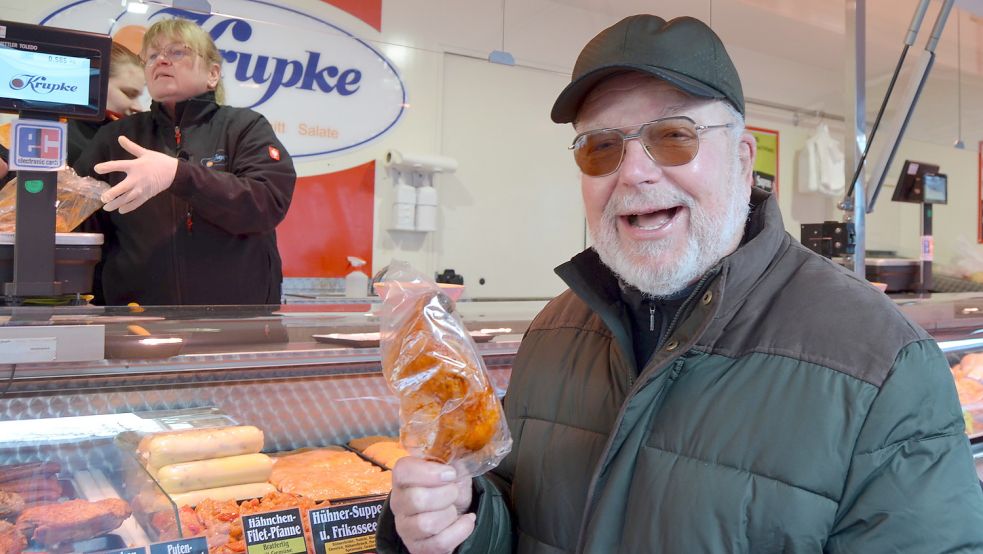 "Herrlich", freut sich Christian Koch, Seniorchef des Torfwerks Moorkultur Ramsloh, über das neue Angebot auf dem Wochenmarkt. Der 85-Jährige hat für seinen Enkel einen Hähnchenschenkel beim Geflügelhändler gekauft. Fotos: Fertig