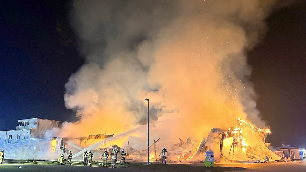 In Vollbrand stand das mehr als 2000 Quadratmeter große Gebäude, als die Feuerwehr eintraf. Archivfoto: Giehl /Feuerwehr