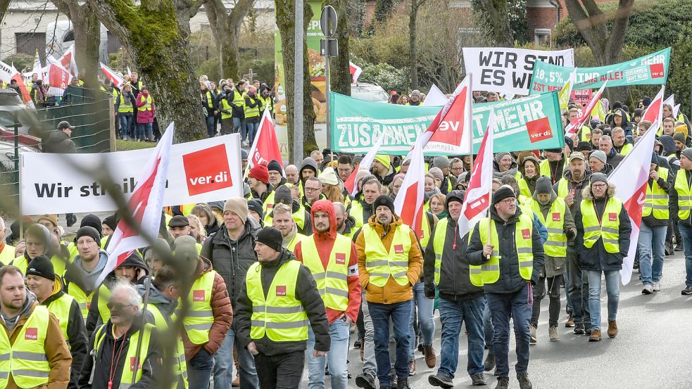 Der Demonstrationszug zog sich über eine lange Strecke. Foto: Ortgies