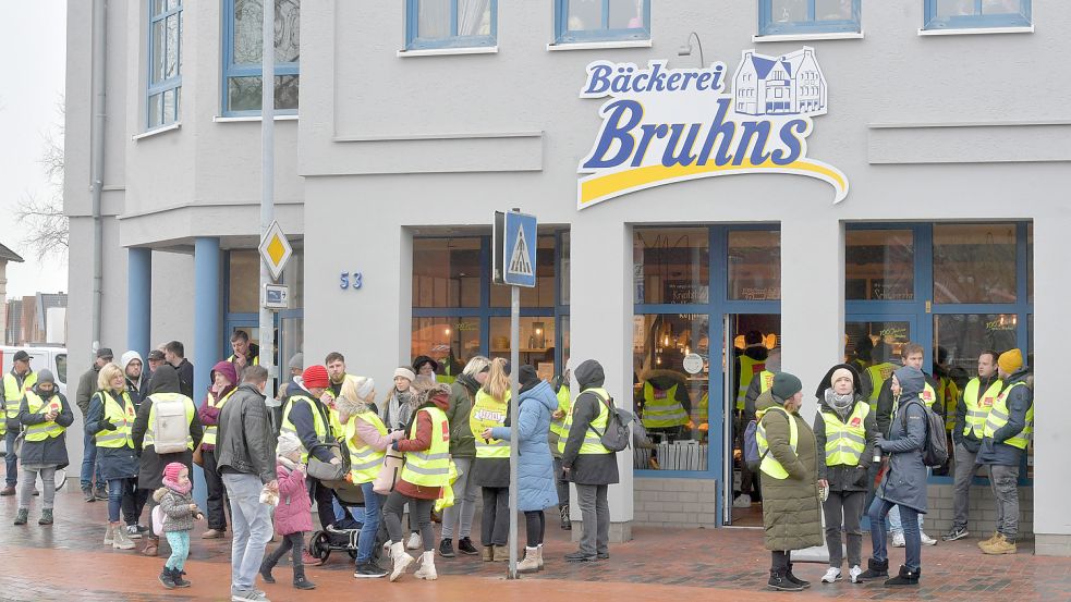 Die Bäckerei Bruhns, direkt am Versammlungsplatz, machte das Geschäft des Jahres. Foto: Ortgies