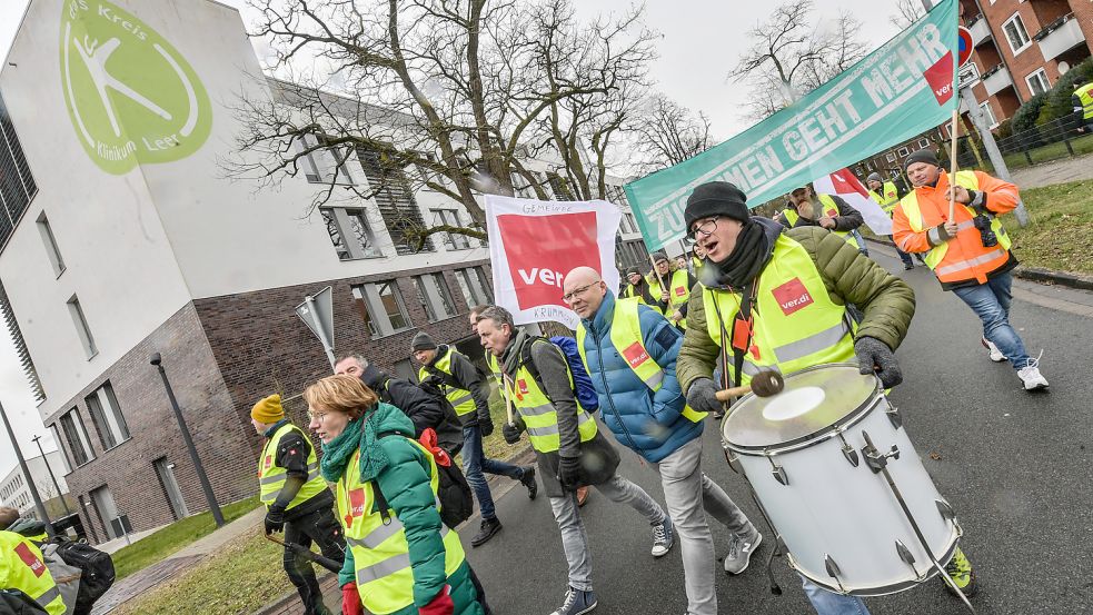 Die Trillerpfeife war das vorherrschende Instrument, aber einige hatten auch größere mitgebracht. Foto: Ortgies