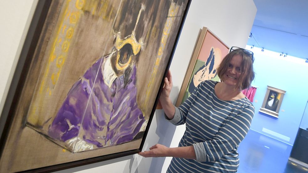 Vor vier Jahren war die Duckomenta in Emden. Das Foto zeigt Ilse Frerichs vom Landesmuseum mit ihrem Lieblingswerk der Duckomenta, dem „schreienden Papst“. Archivfoto: Hellmers