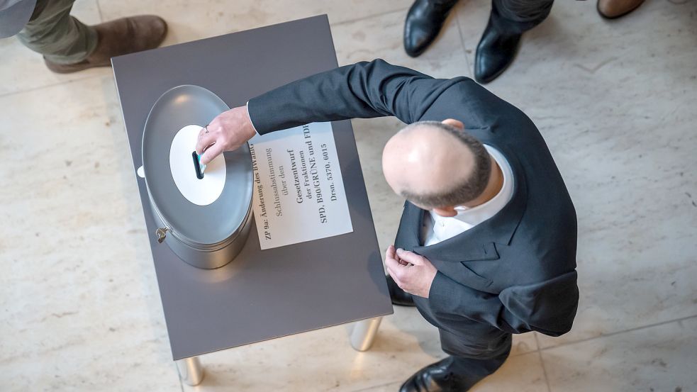 Kanzler Olaf Scholz stimmt über das neue Wahlrecht ab. Die Union spricht von Manipulation des Wahlrechts zugunsten der Ampel-Parteien. Foto: Michael Kappeler
