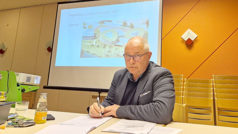 Bürgermeister Hans-Peter Heikens stellte die Projektidee „Campus Soltborger Tief“ mit einer Präsentation in der Sitzung des Bauausschusses am Donnerstagabend erstmals der Öffentlichkeit vor. Foto: Gettkowski