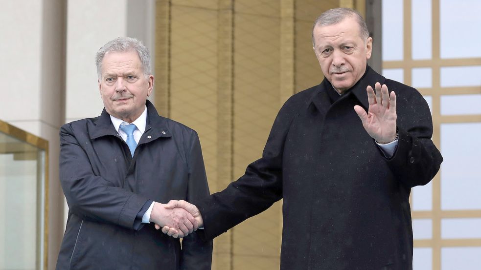 Hand drauf: Finnlands Präsident Sauli Niinistö (links) und sein türkischer Amtskollege Recep Tayyip Erdogan haben sich geeinigt. Foto: Picture Alliance/Ozbilici/AP/DPA