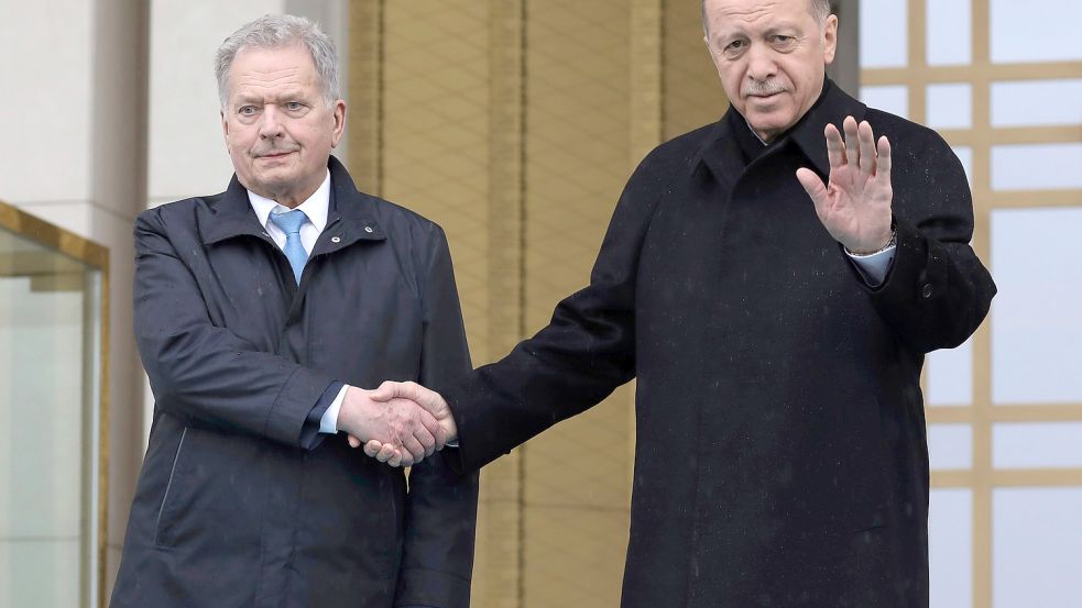 Hand drauf: Finnlands Präsident Sauli Niinistö und sein türkischer Amtskollege Recep Tayyip Erdogan haben sich geeinigt. Foto: picture alliance/dpa/AP/Burhan Ozbilici