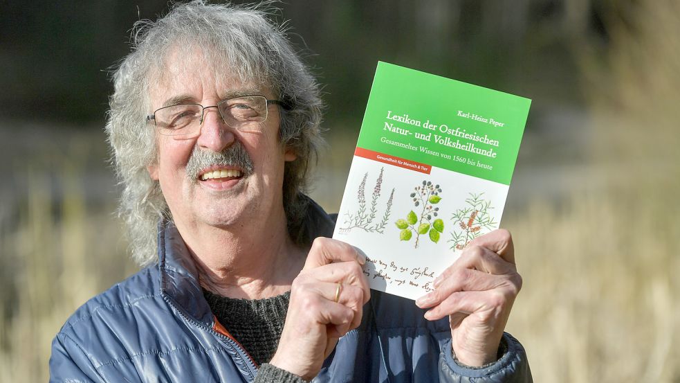 Karl-Heinz Peper hat vier Bücher über Heilpflanzen in Ostfriesland geschrieben. Als Sachkundenachweis reicht das den Landesforsten nicht aus. Foto: Ortgies