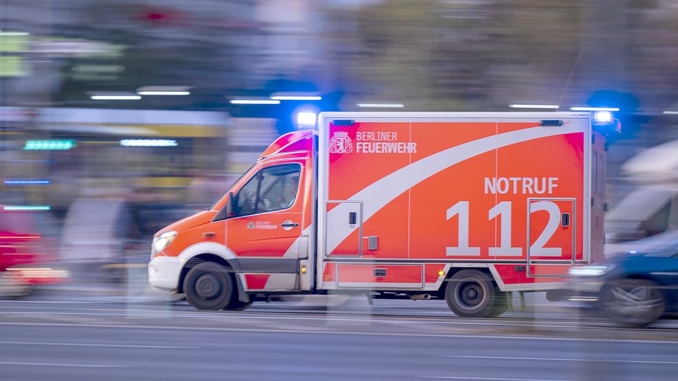 Für den Radfahrer konnten die Rettungskräfte nichts mehr tun. Der Autofahrer musste wegen eines Schocks behandelt werden. Foto: dpa/Monika Skolimowska