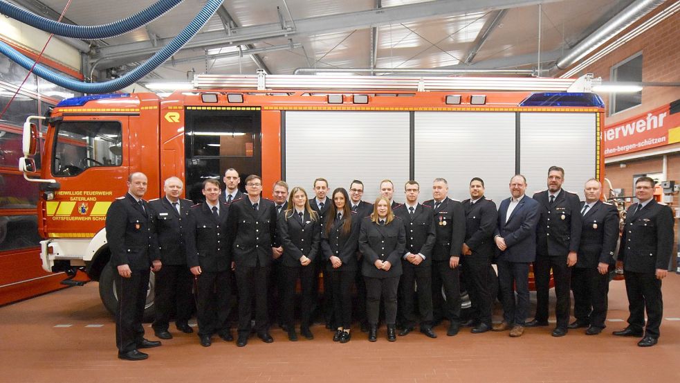 Bei der Feuerwehr Scharrel standen Beförderungen, Neuaufnahmen und Ehrungen an (von links). Ortsbrandmeister Michael Wöste, stellvertretender Kreisbrandmeister Franz Josef Nording, Andre Hilwers, Dominik Niehaus, Phil Hesenius, Markus Norrenbrock, Jasmin Waldecker, Felix Burdorf, Vera Tameling, Kai Horn, Marylin Valentin, Marcel Brand, Marcel Seiter, Hans Jürgen Janssen, Fabio Panter-Santos, Bürgermeister Thomas Otto, Gemeindebrandmeister Hartmut Hanekamp, stellvertretender Gemeindebrandmeister Kevin Heese, stellvertretender Ortsbrandmeister Lukas von Kadazcy. Foto: Giehl/Feuerwehr Saterland