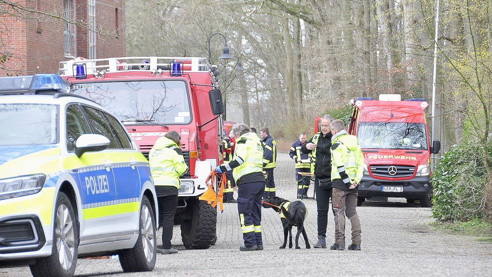 Ein Großaufgebot von Polizei und Feuerwehr suchte am Sonntagvormittag nach dem zweijährigen Mädchen. Fotos: Wolters