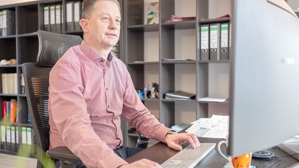 Der Anwalt Jan Bröcker aus Hasbergen betreibt die Website „Parkplatzdieb.de“. Das Geschäft läuft gut. Foto: Andre Havergo