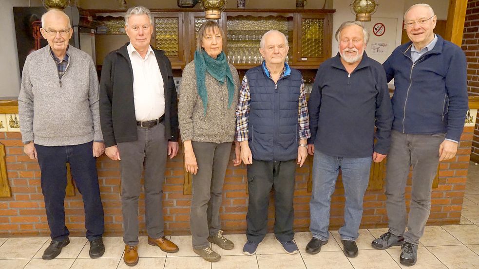 Der Vorstand der Overledinger Jungs Collinghorst und die Chorleiterin: (von links) Ekkehard Wösthoff, Rolf Knipper, Gerlinde Berger, Heinz Winkler, Harm Diestel und Uwe Hellmers. Foto: Privat