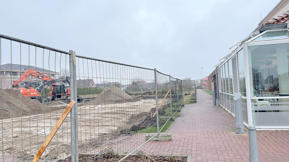 Der schmale Fußweg, der vom Ancora-Ring zum Combi führt, ist noch frei begehbar. Foto: Janßen