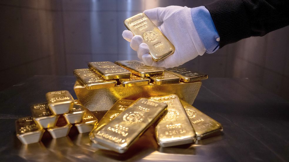 Der Goldpreis ist erstmals seit einem Jahr wieder über 2000 US-Dollar gestiegen. Foto: dpa/Sven Hoppe