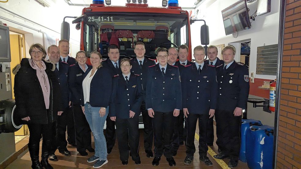 Die Gewählten und Geehrten der Freiwilligen Feuerwehr Steenfelde mit den Gästen der Jahreshauptversammlung. Foto: Bruns