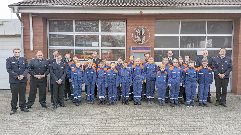 Auf dem Bild ist die aktuelle Gruppe mit Betreuern zu sehen. Foto: Jugendfeuerwehr Flachsmeer