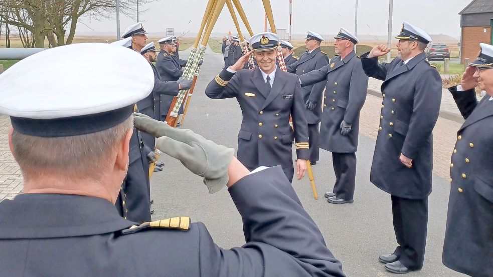 Das einstige Personal von Kapitänleutnant Jürgen Burckhardt ließ es sich nicht nehmen, sich zu einer Ehrenformation aufzustellen, als „ihr alter Chef“ die Anlage im Saterländer Westermoor verließ. Fotos: Wilken