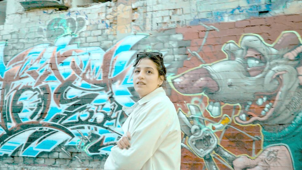 Sara Mardini rettete mit ihrer Schwester 18 Menschen das Leben. Ihre Geschichte berührte die ganze Welt. Foto: Docdays Productions / Safe Passage Films
