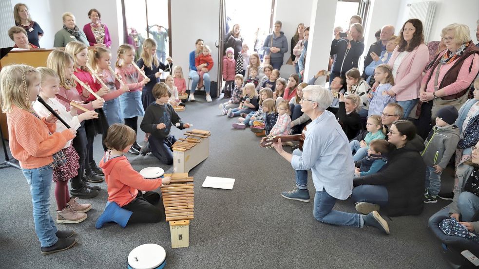 Mit fröhlichen Frühlingsklängen aus der Musikalischen Früherziehung eröffnete die Kreismusikschule Cloppenburg in Friesoythe die neuen Räume. Foto: Passmann