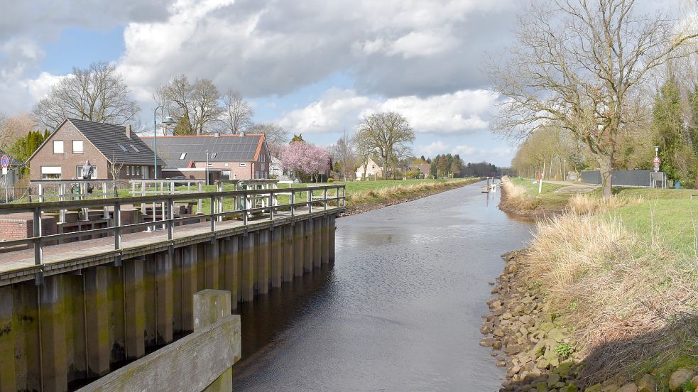 Der Hauptfehnkanal in Rhauderfehn: Nur wenige Meter entfernt stehen dort Häuser (links). Doch der Bau eines Wohnhauses auf dem Grundstück der Familie Wallesch ist nicht erlaubt. Foto: Zein