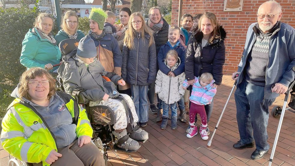 Eltern von Kindern mit geistigen oder körperlichen Einschränkungen erzählten bei einem Treffen mit der Redaktion von ihren Ideen und Bedenken in Sachen barrierefreiem Spielplatz. Bernhard Abel (rechts) wird die Anregungen an die Gemeinde weiterleiten. Foto: Janßen