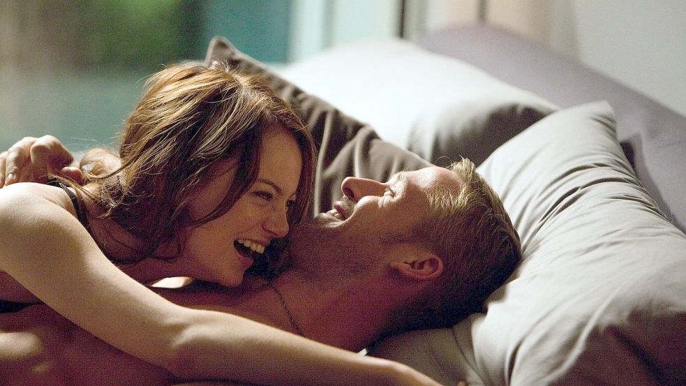 Intimität, aber hoffentlich gut koordiniert: Emma Stone und Ryan Gosling in der romantischen Komödie „Crazy, Stupid, Love“. Foto: imago-images/Mary Evans