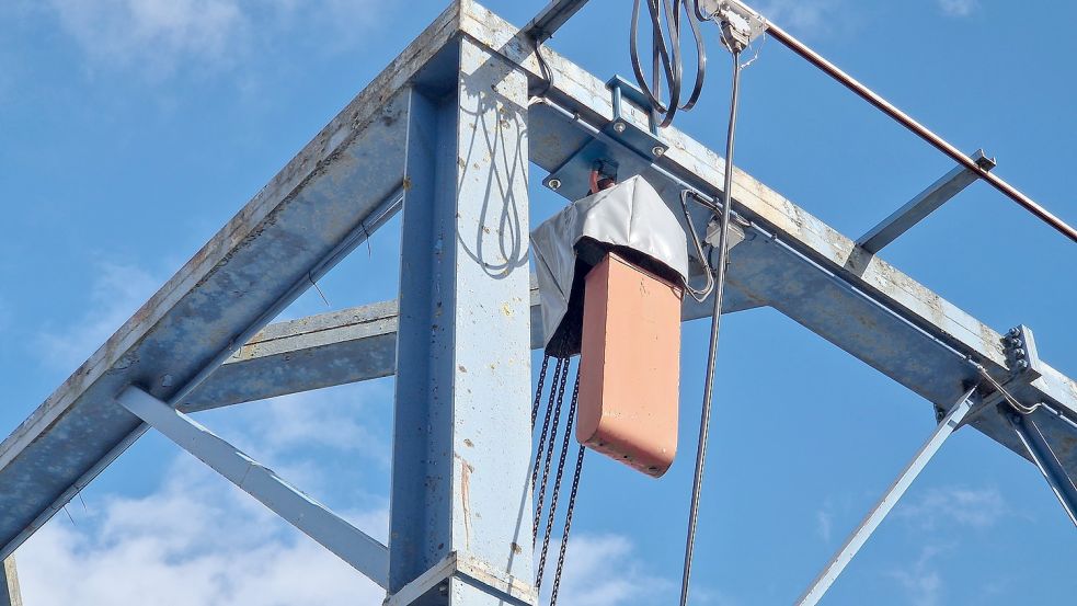 Beim Bootslift der HuT in Weener müssen die elektrischen Antriebe, sämtliche Leitungen, die Hydraulik und insbesondere die Zugseile erneuert werden. Foto: Gettkowski