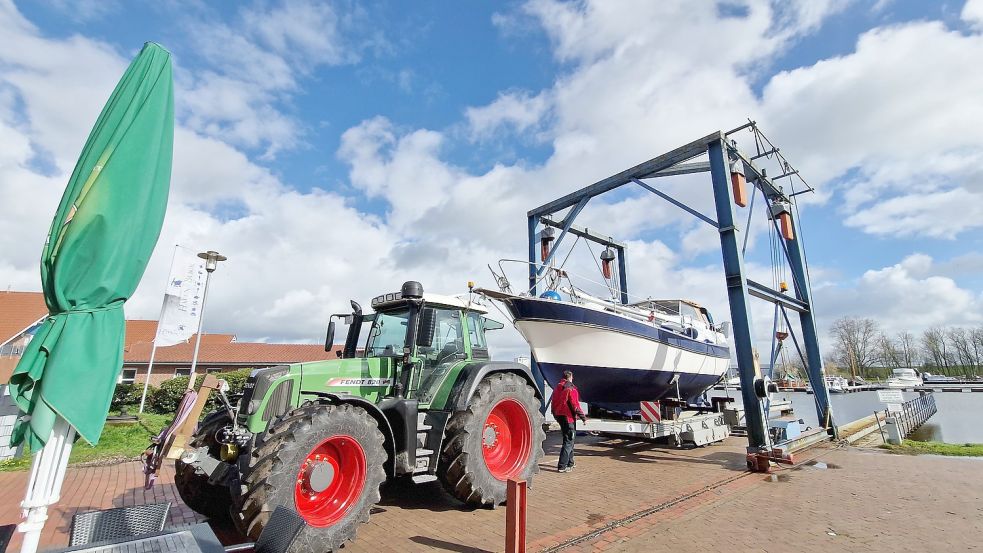 Mit einem Trecker als Zugfahrzeug wird dieses Boot vom Trailer mit dem Bootslift zu Wasser gelassen. Foto: Gettkowski