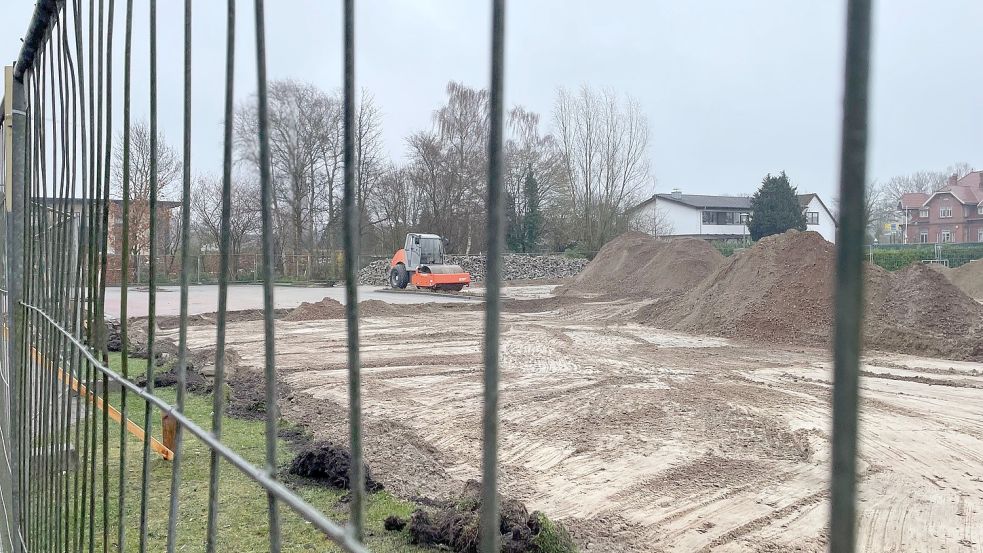 Die Baustelle ist eingezäunt, der Durchlass für Fußgänger und Radler zum Rajen ist derzeit ebenfalls gesperrt. Foto: Janßen