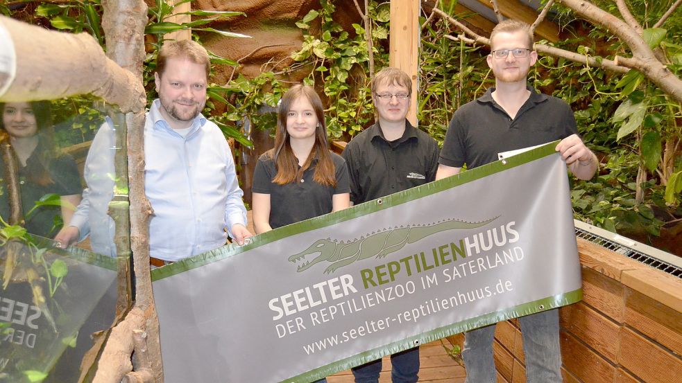 Gerettet: Florian Häselbarth (links), der Betreiber des Seelter Reptilienhuus, mit einem Teil seines Teams (von links) Amy Hönsch, Thomas Schmidt und Steffen Böhmann. Alle freuen sich über die Unterstützung, die ermöglicht, dass der Privatzoo in Ramsloh weiterhin existieren kann. Fotos: Fertig