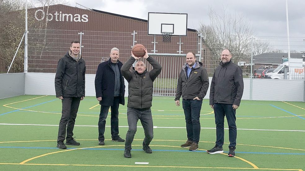 Hier versucht sich Saterlands Gemeindejugendpfleger Sulejman Aliev am Ball. Dabei gucken interessiert zu (von links) Christof Naber und Jens Störmer und Timo Hinrichs von der Gemeindeverwaltung sowie Saterlands Bürgermeister Thomas Otto. Foto: Schoone