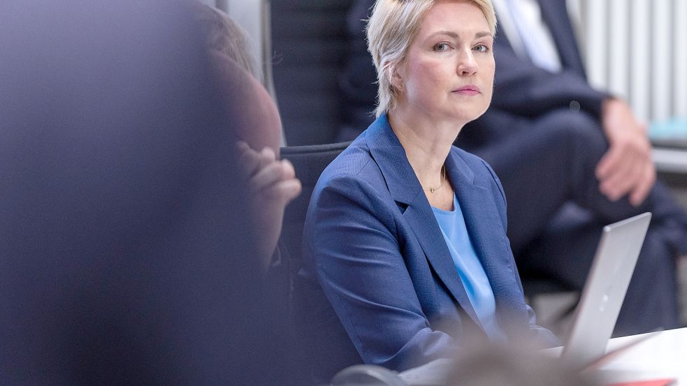 MVs Ministerpräsidentin Manuela Schwesig hat offenbar nicht gefallen, was Wirtschaftsminister Reinhard Meyer (SPD) während einer LNG-Debatte im Landtag zu sagen hatte. Foto: dpa/Jens Büttner