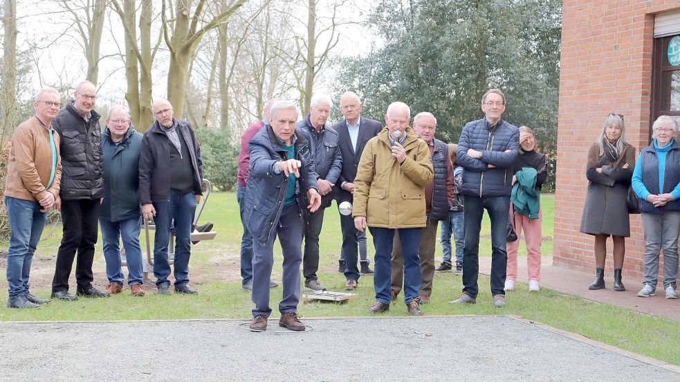 Nach der feierlichen Einweihung boulten die Harkebrügger und ihre Gäste erst einmal eine Runde. Fotos: Passmann