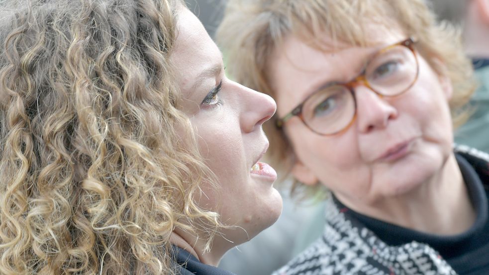 Polizeirätin Natalie Preiß (links) ist Chefin der niedersächsischen Hubschrauberstaffel– und Innenministerin Daniela Behrens (SPD) ist wiederum ihre Vorgesetzte.