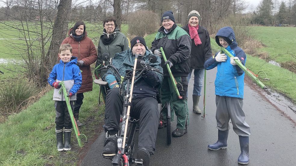 Sie sammelten am Samstag Müll in Strücklingen (von links): Ben Janssen, Kerstin Wallschlag, Friede Wallschlag, Manfred Wilkens, Bianca Wilkens, Wilma Eberlei und Lian Wallschlag. Foto: Schoone