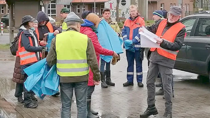 Die Nabu-Ortsgruppe aus dem Saterland hatte am Samstag zum Müllsammeln in Ramsloh eingeladen. Fotos: privat