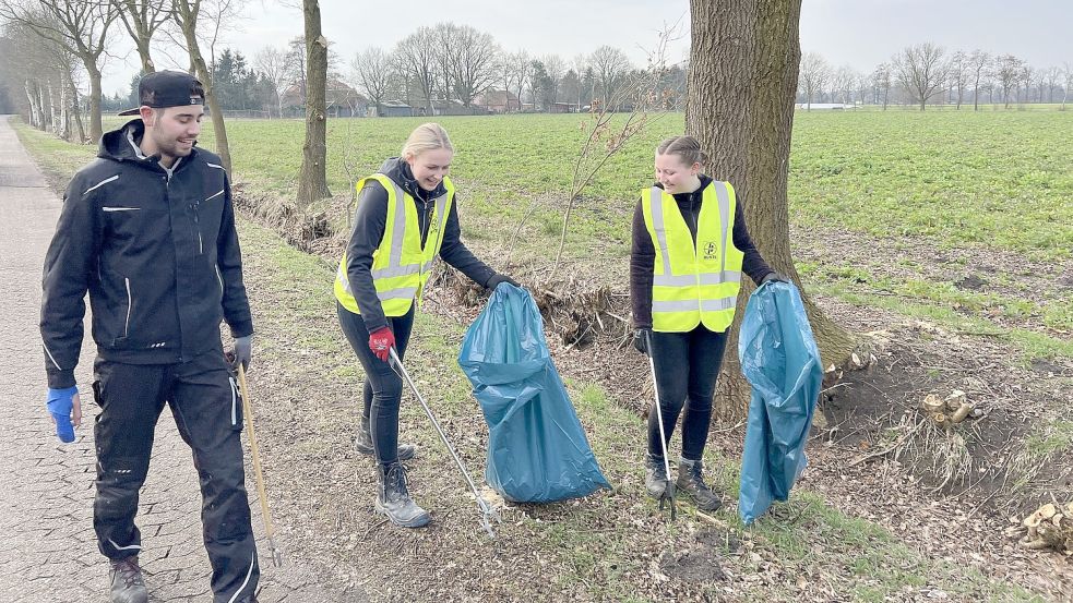 Von Unrat reinigten Freiwillige jetzt beim Umwelttag in Harkebrügge die Natur. Fotos: Passmann