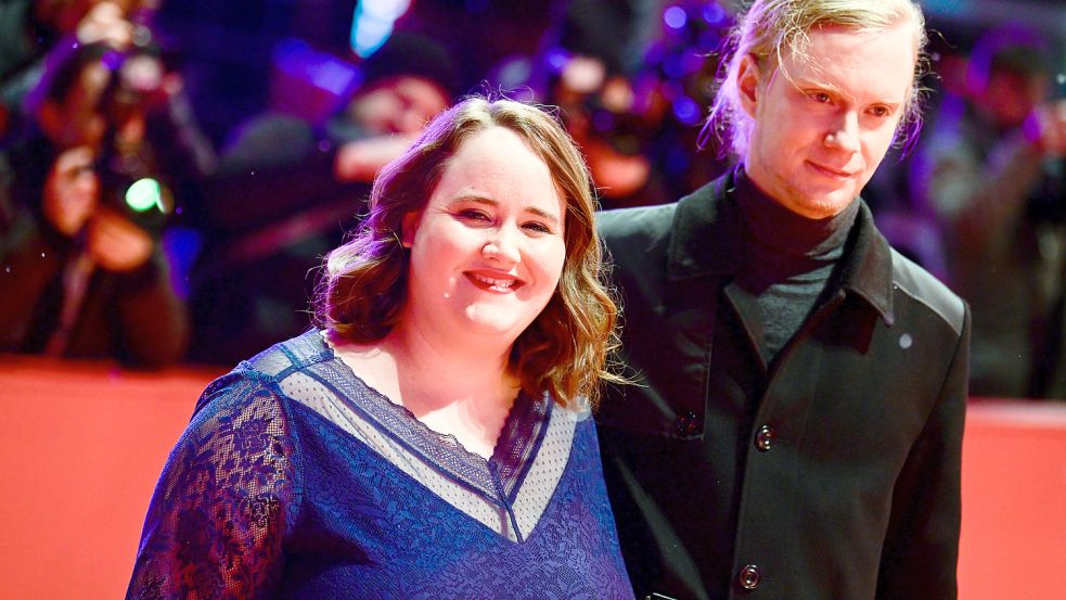 Ricarda Lang, Bundesvorsitzende von Bündnis 90/Die Grünen, und ihr Freund Florian Wilsch kommen über den roten Teppich zur Preisverleihung der Berlinale. Jetzt haben sich die beiden verlobt. Foto: dpa/Fabian Sommer