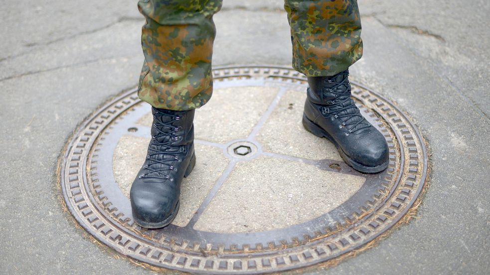Ein Wallmeister der Bundeswehr überprüft mittels Stiefeldruck einen Gullydeckel. Hier sollten im Kalten Krieg Sprengladungen den Warschauer Pakt am Durchmarsch hindern. Foto: dpa/Uwe Zucchi