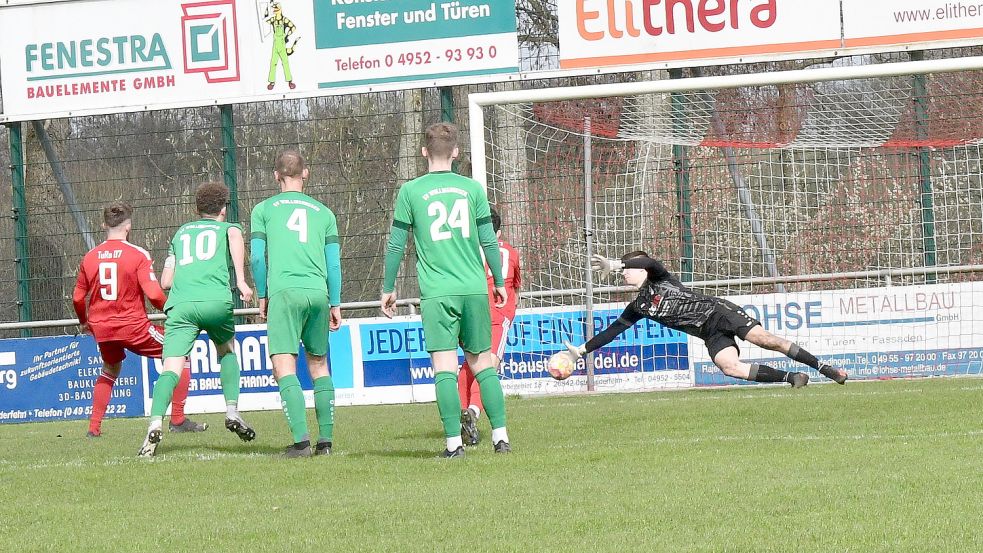 SVW-Torwart Phillip Grensemann parierte fast den Elfmeter von Arlind Jonjic. Letztlich traf er aber zum 1:0. Foto: Damm