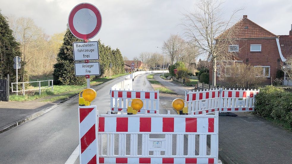 Für die notwendigen Arbeiten am Radweg im Bereich von Völlen ist die Straße voll gesperrt worden. Foto: Ammermann
