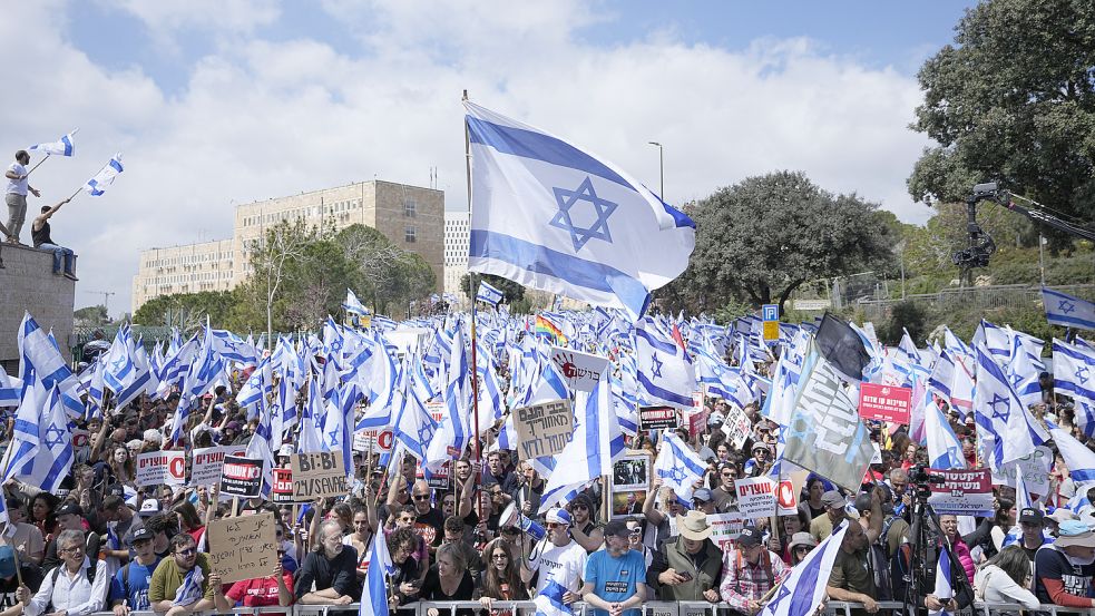 Die Massenproteste in Israel gegen den Plan von Premierminister Netanjahu zur Justiz-Reform dauern an. Foto: Zwigenberg/AP/DPA