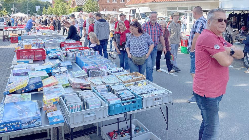 Ob Kleidung, Spielzeug oder Geschirr – das Angebot der Händler bei den Flohmärkten in Ihrhove ist immer groß. Foto: David Ammermann/Archiv