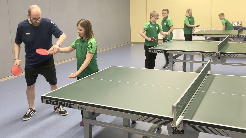 Die Jungen und Mädchen beim Tischtennistraining mit ihrem Trainer Menno Smidt. Fotos (2): Schoone