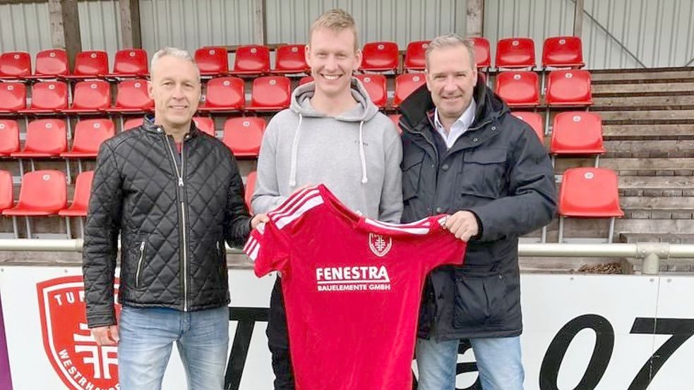 TuRas neue sportliche Leitung um Matthias Schulte (links) und Frank Bohlmann (rechts) freut sich über die Rückkehr von Mathis Buscher (Mitte). Foto: privat