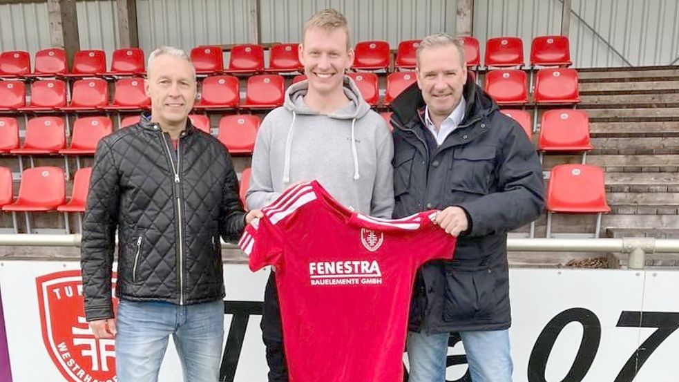 TuRas neue sportliche Leitung um Matthias Schulte (links) und Frank Bohlmann (rechts) freut sich über die Rückkehr von Mathis Buscher (Mitte). Foto: privat