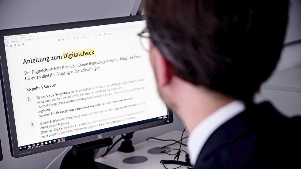 Neue Gesetzentwürfe und Verordnungen der Bundesregierung werden vom 1. April an einem sogenannten Digitalcheck unterzogen. Foto: Sommer/DPA